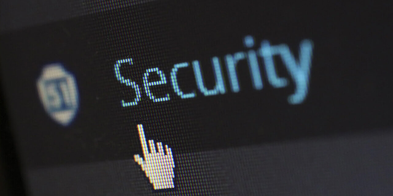 Een beeldscherm met het woord security tegen cybercrime